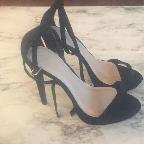 Black heels - Picture 3 of 3